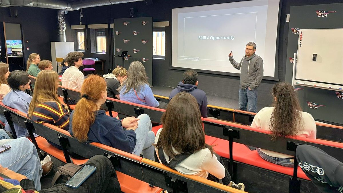 Ben geeft een workshop aan studenten bij Codam Amsterdam