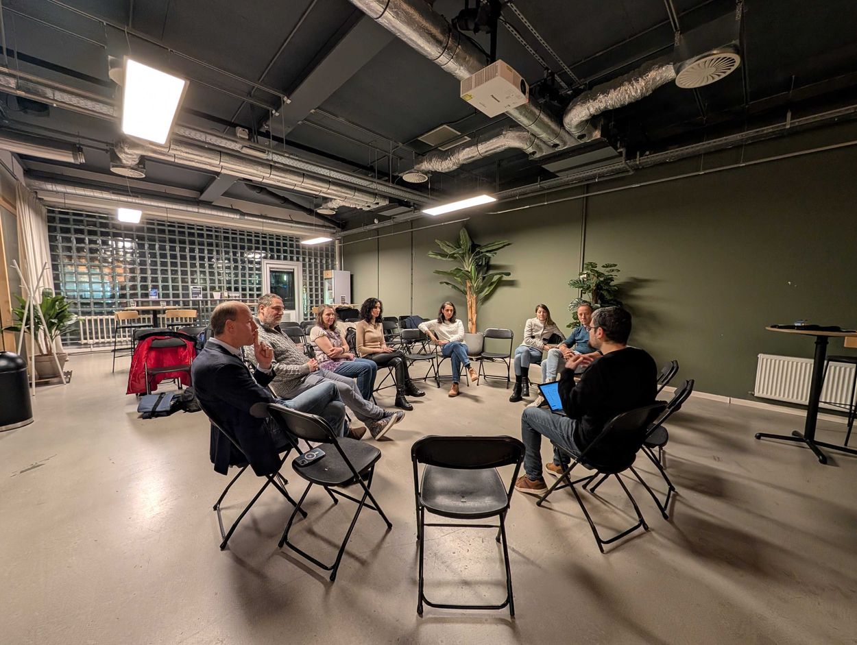 Deelnemers aan een rondetafelgesprek bij TNW Spaces in Amsterdam